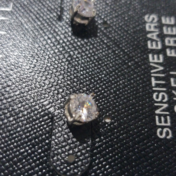 Elegant Silver tone Sparkling Crystal Stud Earrings - Women's Fashion Jewelry - Picture 4 of 7